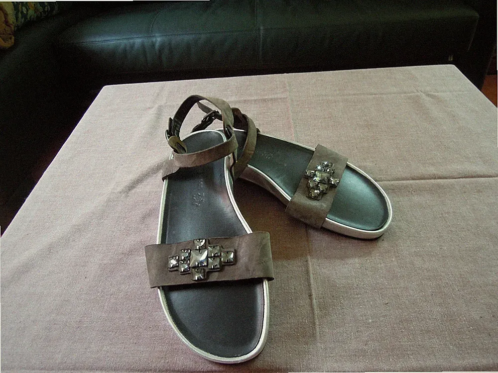 PAUL GREEN Sandalen 7,5 Grau Leder Strassaplikation Innenlänge ca 27 cm Fußbett