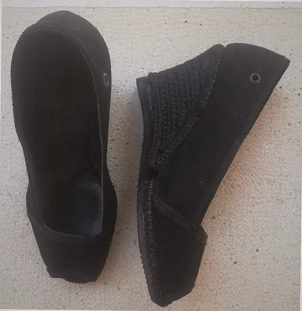 Pep Toe Schuhe aus robustem Stoff schwarz Typ Denim mit schwarzem Keilabsatz