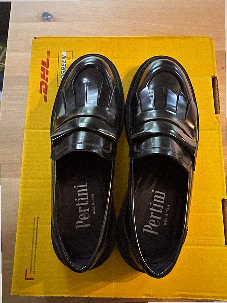Pertini Damen Slipper Slip-On Leder Schwarz rund mit Fransen Keilabsatz EU 39