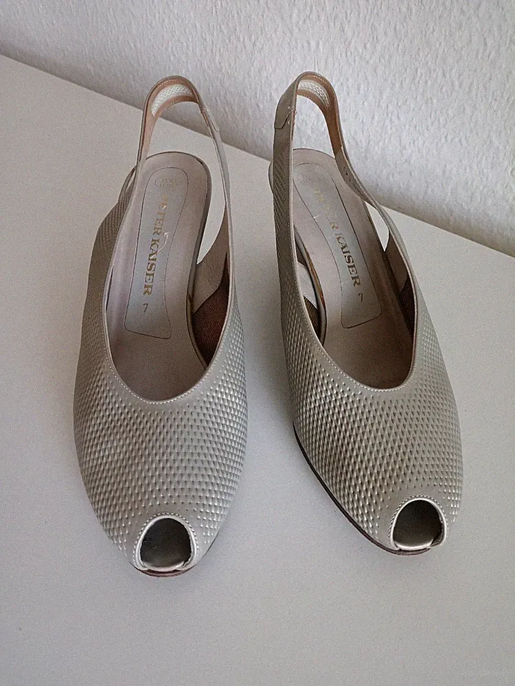 Peter Kaiser Slingback-Pumps Keilabsatz glänzenden Platin- bzw. Champagnerton