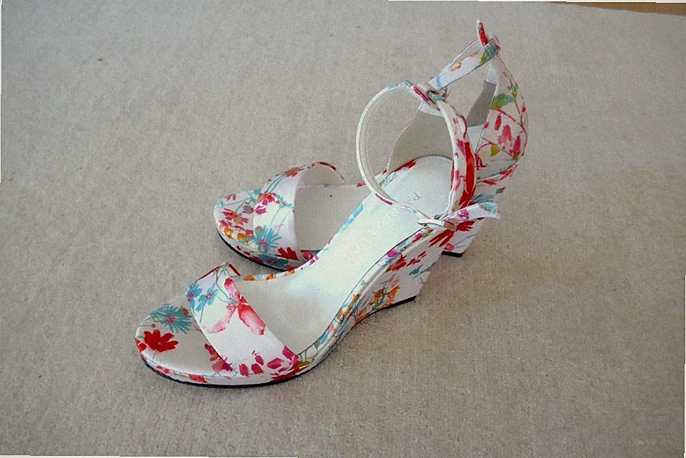 Plateau Sandaletten "Patrizia Dini", Gr. 37, Blumenmuster,Keilabsatz,ungetragen
