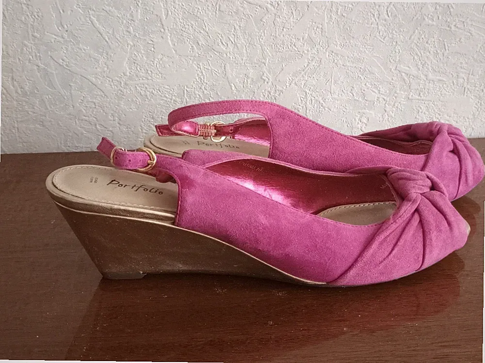 Portfolio Damen Wildleder Lila Sandalen Gold Keilabsatz Gr. 8,5 / UK 6,5 /...