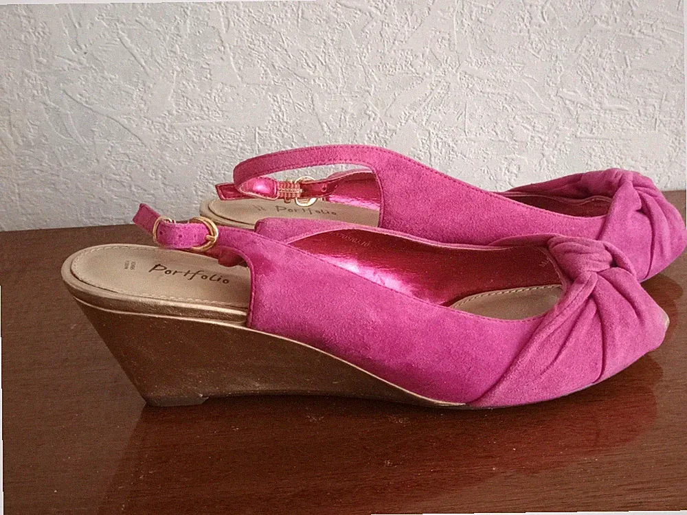 Portfolio Damen Wildleder Lila Sandalen Gold Keilabsatz Gr. 8,5 / UK 6,5 / EU...