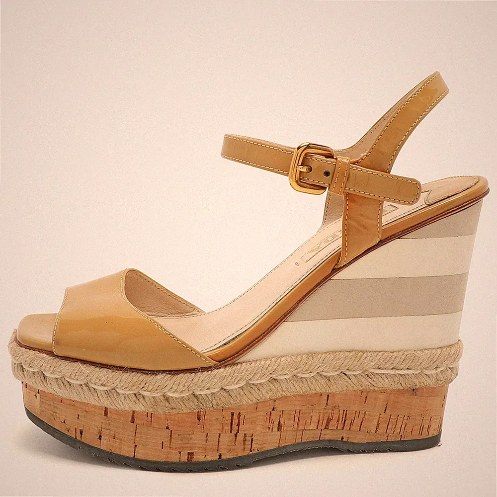 Prada Beige Lackleder Keilabsatz Espadrille Sandalen Größe 39,5