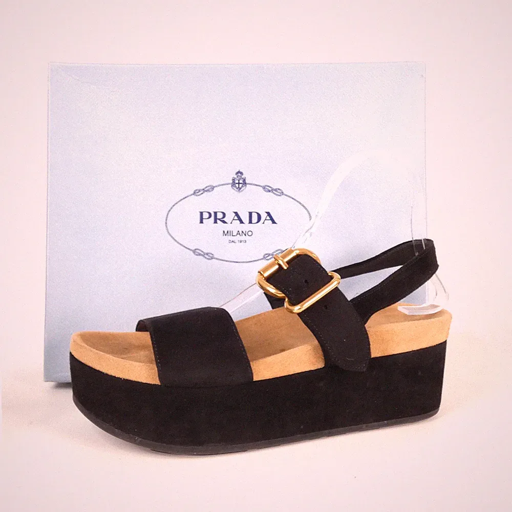 Prada Flatform Plateau Sandalen Schwarz Nubuk Wildleder Gold Schnalle UK 7 EU 40