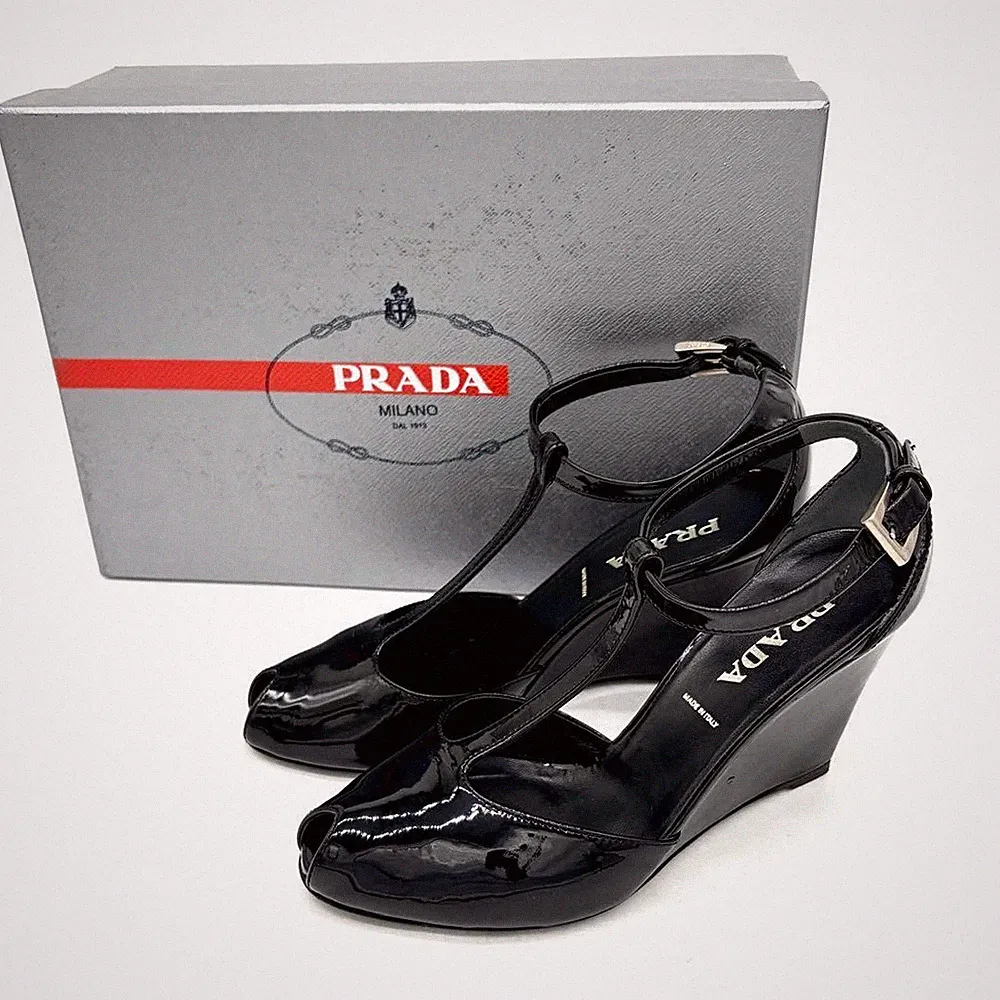 PRADA Lackleder T-Riemen Keilabsatz Sandalen 35,5 Schwarz Italy