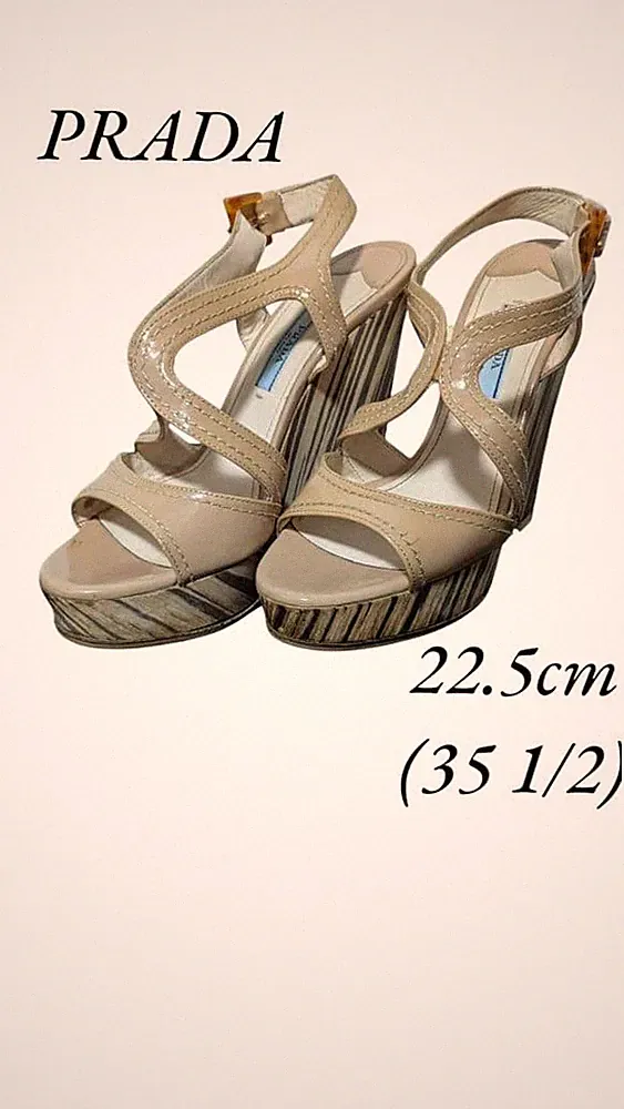 PRADA Sandalen Größe 35 1/2 22,5 cm beige Lackleder Keilabsatz