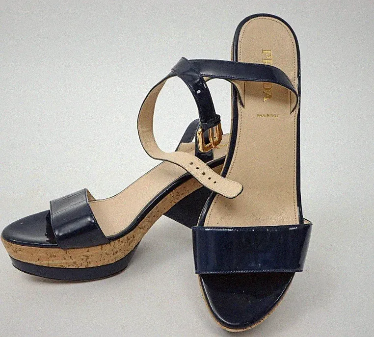 Prada Sandalen mit Keilabsatz aus Kork und blau lackiertem Leder - Vintage Y2K