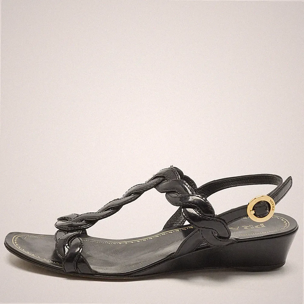 Prada Sandalen schwarz Lackleder Keilabsatz Knöchelriemen Größe 37