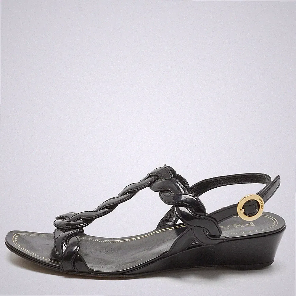 Prada Sandalen schwarz Lackleder Keilabsatz Knöchelriemen Größe 37