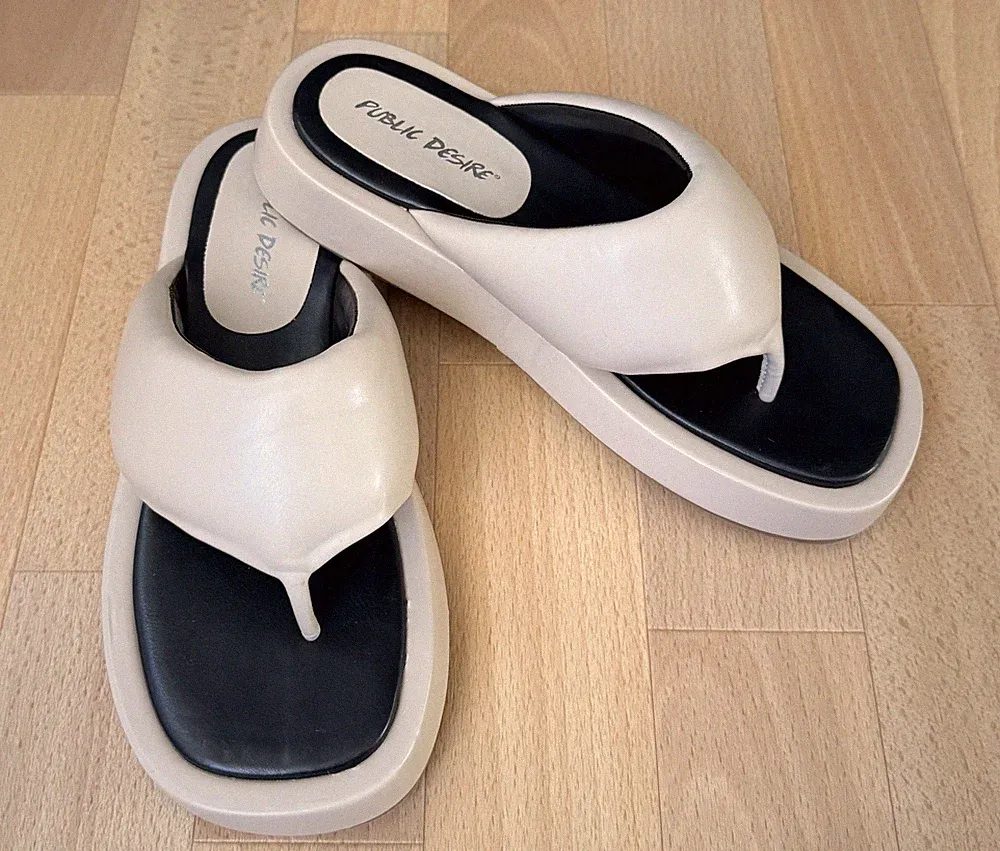 Public Desire Sandalen in Creme mit gepolstertem Zehensteg-Riemen Plateau Gr. 37