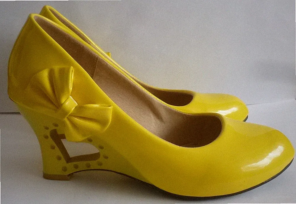 Pumps gelb mit Schleife Gr. 37 Keilabsatz mit Herz 7cm