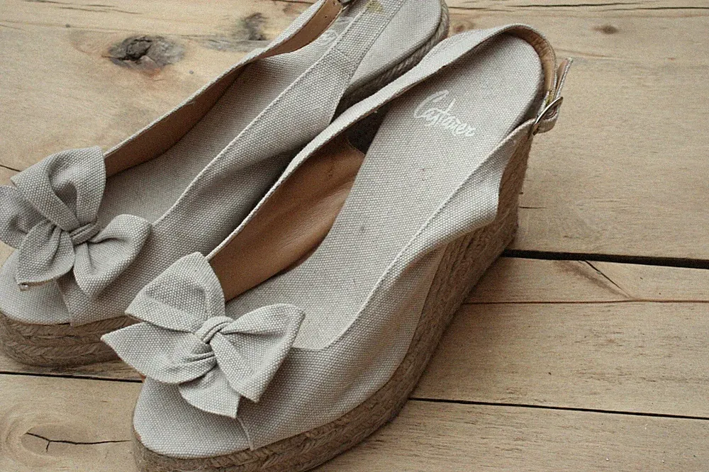 Pumps mit Keilabsatz Gr 39, sandfarbend -NEU