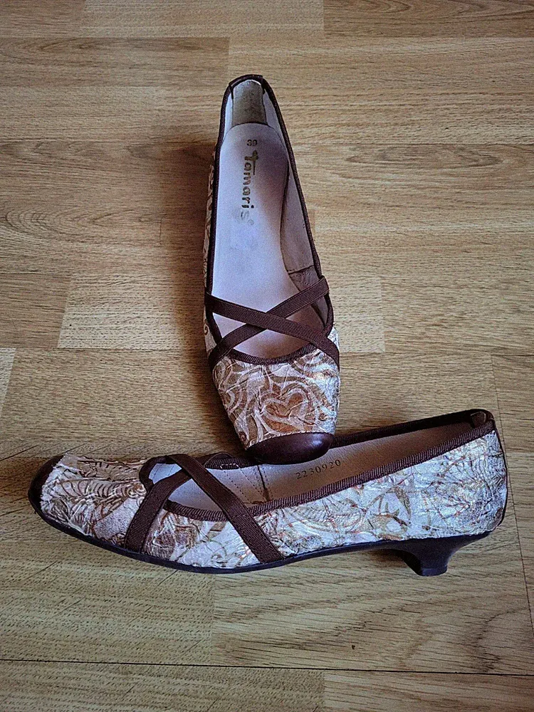 Pumps Schuhe Größe 39 von Tomaris, Leder mit glänzende Seide bedeckt Braun