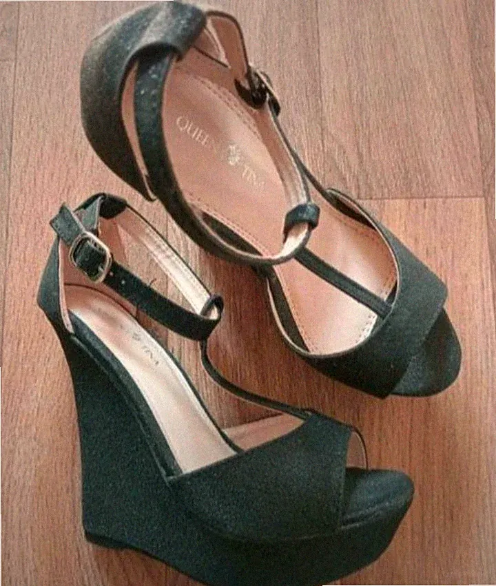 Queen Tina Damen Sandalen Keilabsatz Plateau Riemchen Kunstleder Schwarz 36