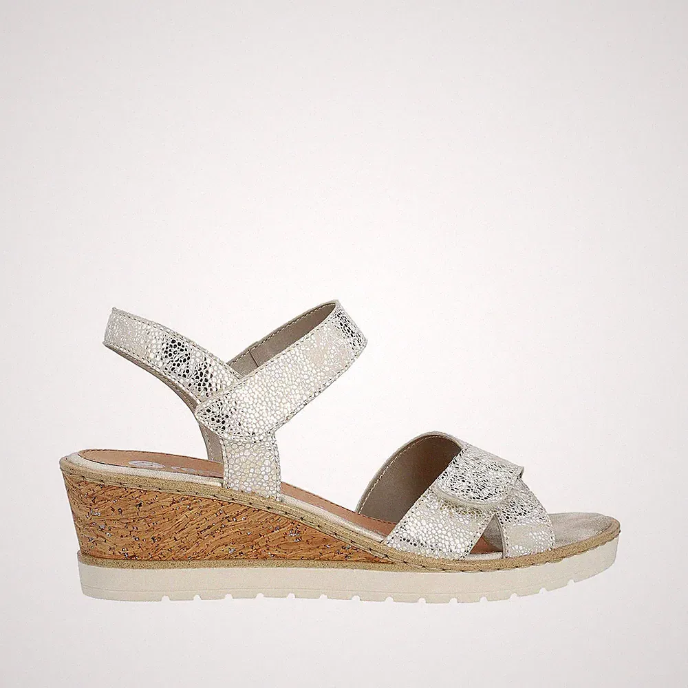 Remonte R6252 hellgoldene elegante Sandalen mit niedrigem Keilabsatz und zwei Riemen