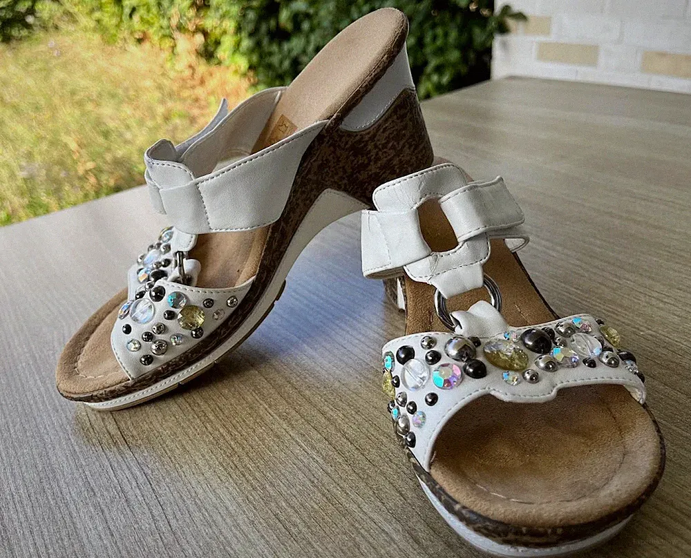 Rieker Damen Keil-Pantoletten Weiß 38 elegant bequem Keilabsatz & Schmucksteine