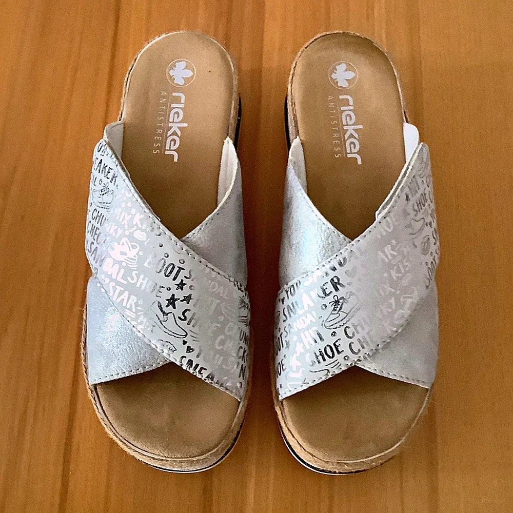 Rieker Damen Pantoletten Sandalen Keilabsatz niedrig Silber/Weiß Gr. 41