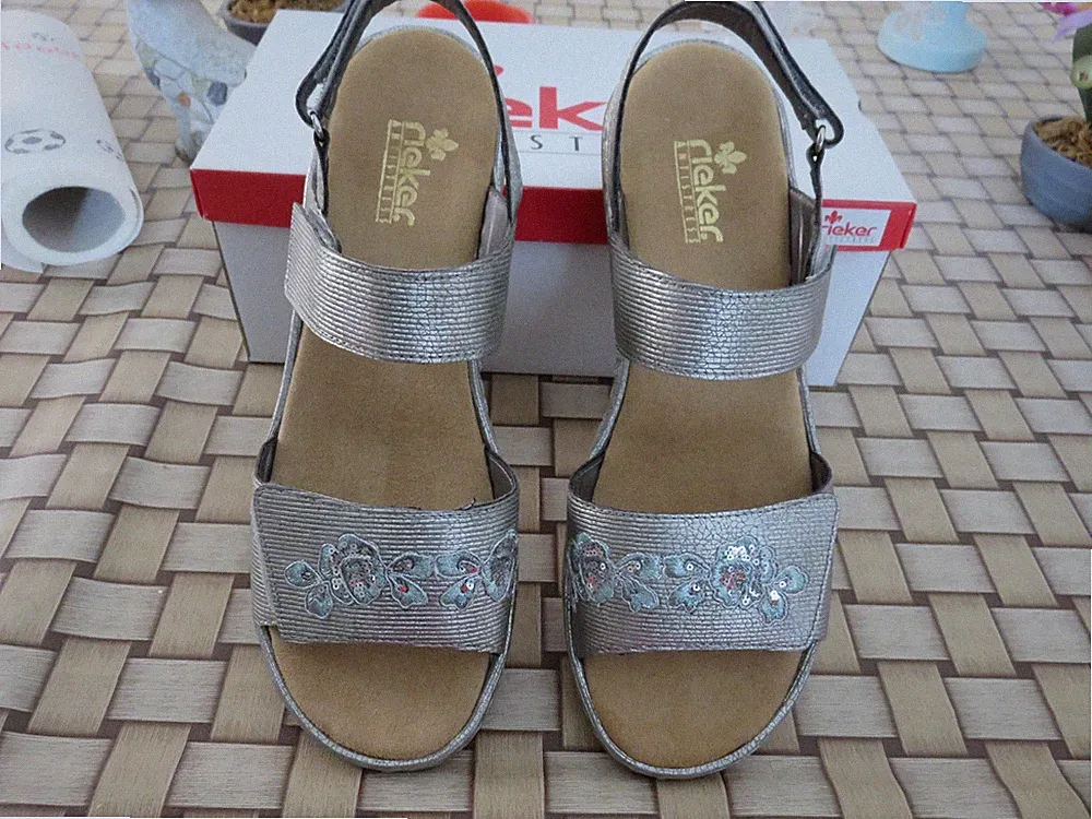 Rieker Damen Sandalen, Silber mit Keilabsatz, Gr. 41 Neuwertig
