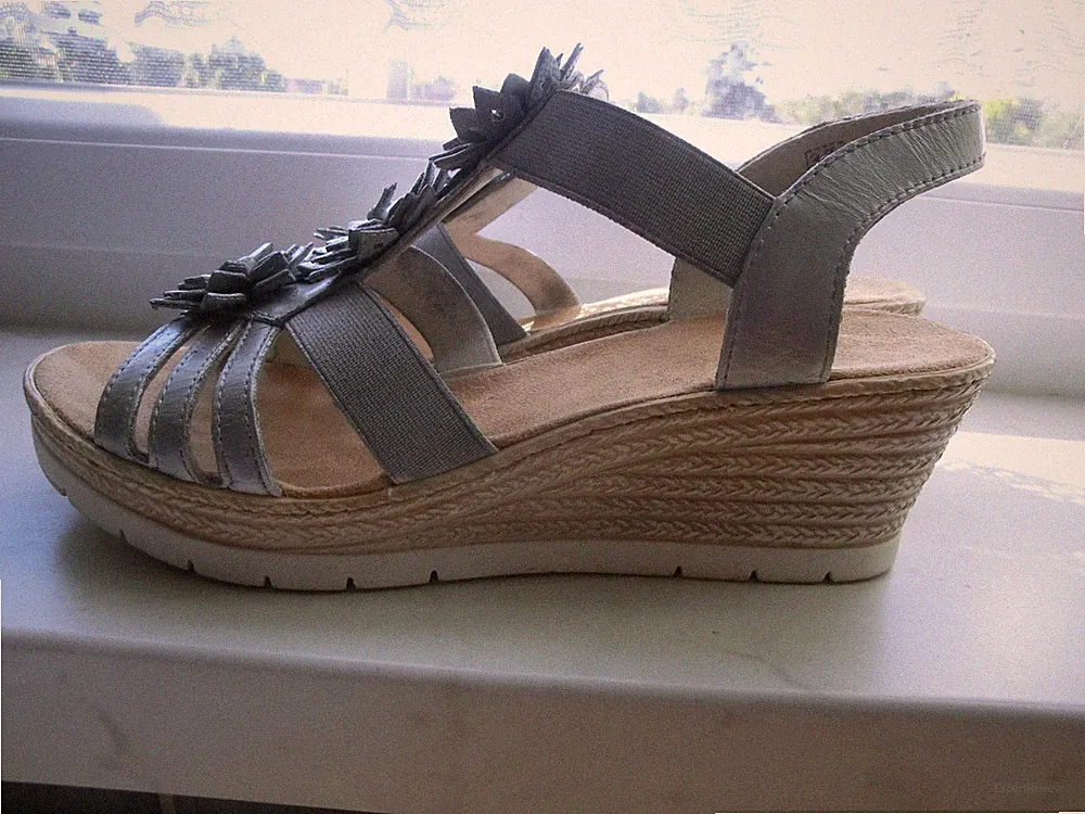 Riker Sandalette Keilabsatz silbern Riemchen slip on Gummizug Blütendeko Gr. 37