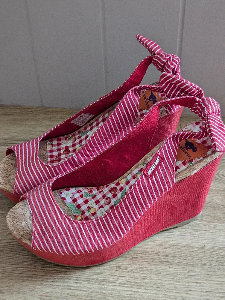 Rocket Dog rote Damen-Plateausandalen Keilabsatz Sommer rot Größe UK 7 makellos