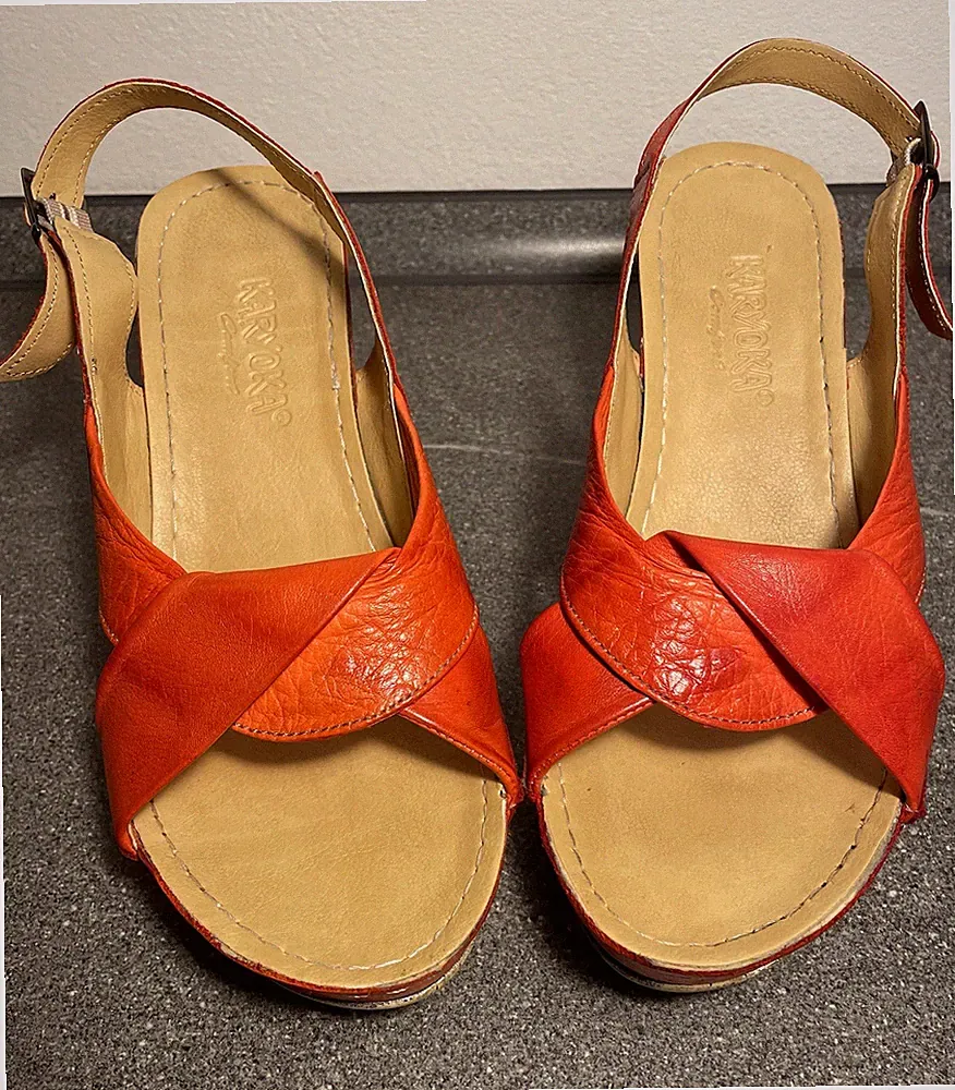 Rot-orangene Sandalen mit Keilabsatz aus Leder von Karyoka in Gr. 39