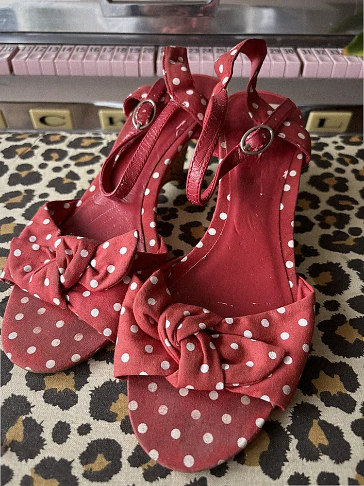 Rot und weiß gepunktete Keilabsatz Sandalen Größe 5. Rockabilly, Pinup, Minnie