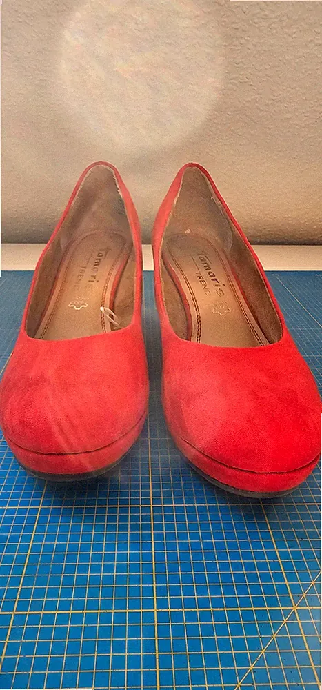 rote Pumps mit Keilabsatz + leichtem Plateau, runde Form, Tamaris, Gr. 39