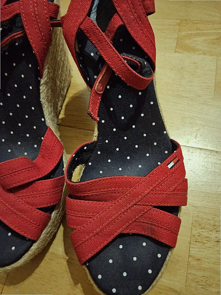 Rote Tommy Hilfiger Sandalen mit Keilabsatz. Gr. 38