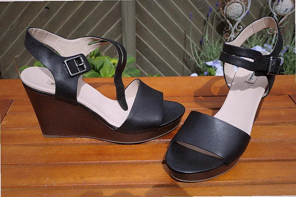 Sandale, Clarks, Gr. 41,5 / 7,5 Leder, schwarz, Keilabsatz, wenig getragen