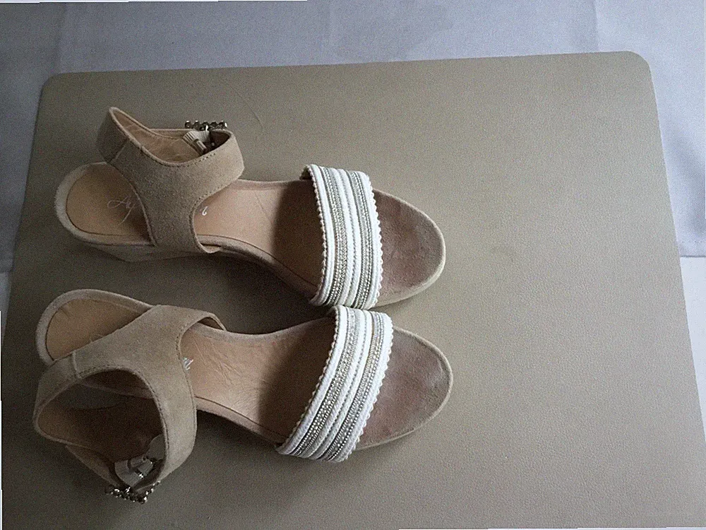 Sandalen, beige mit Keilabsatz Gr. 38