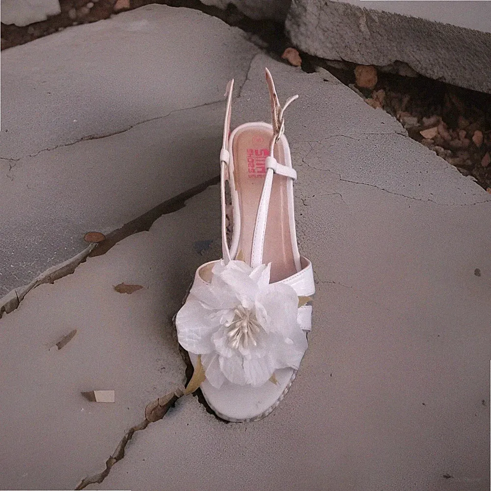 Sandalen in weiß Keilabsatz Blume