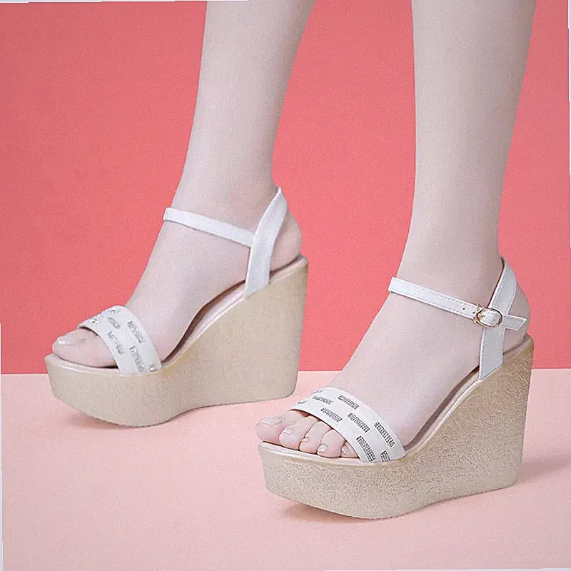 Sandalen Keilabsatz 12 cm Plateau weiß beige glänzend Kunstleder 56643