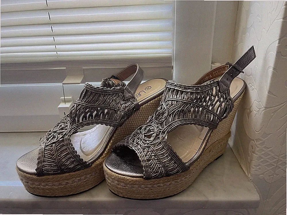 Sandalen Keilabsatz/ Plateau Neu Größe 38 Silber/Sohle Beige