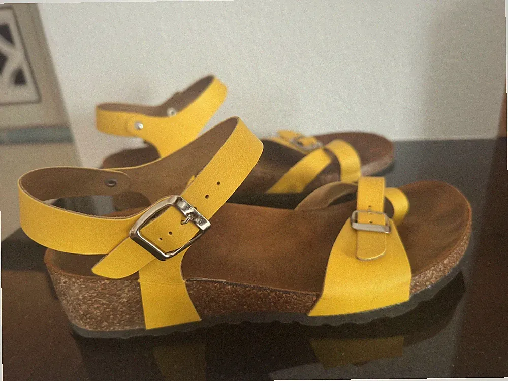 Sandalen Leder Zehentrenner Fußbett Keilabsatz gelb Gr. 40 2 x getragen