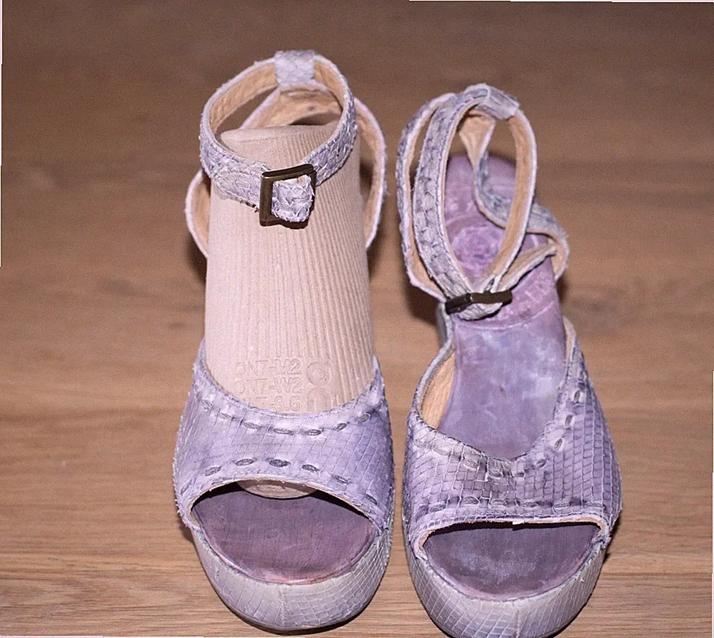 Sandalen lila/violett, Gr. 38, Keilabsatz, zweimal getragen, mit Fesselriemchen