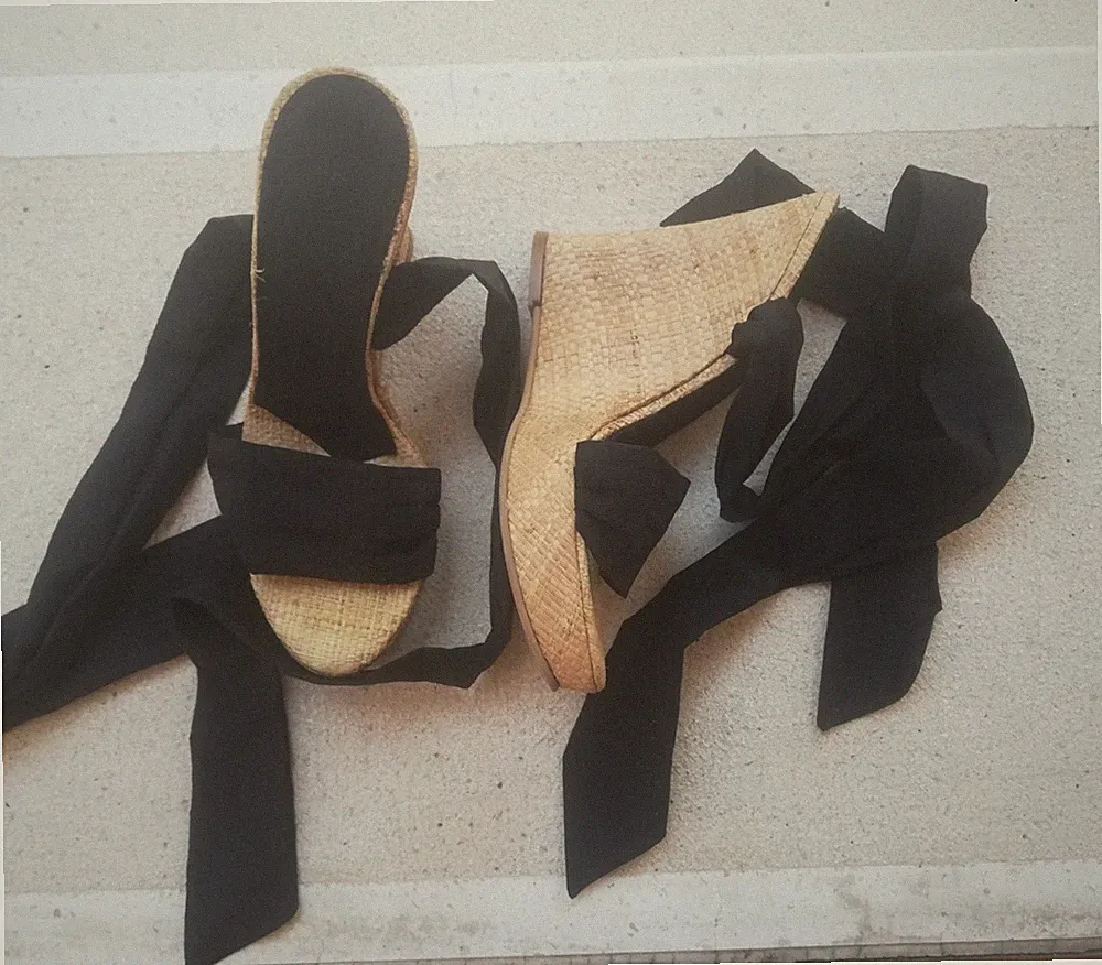 Sandalen mit geflochtenem Strohkeilabsatz und Schnürung aus schwarzem Chiffon