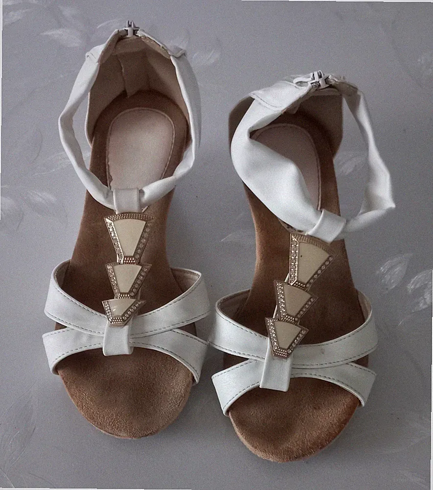 Sandalen, mit Keilabsatz Größe 36, Farbe Weiß