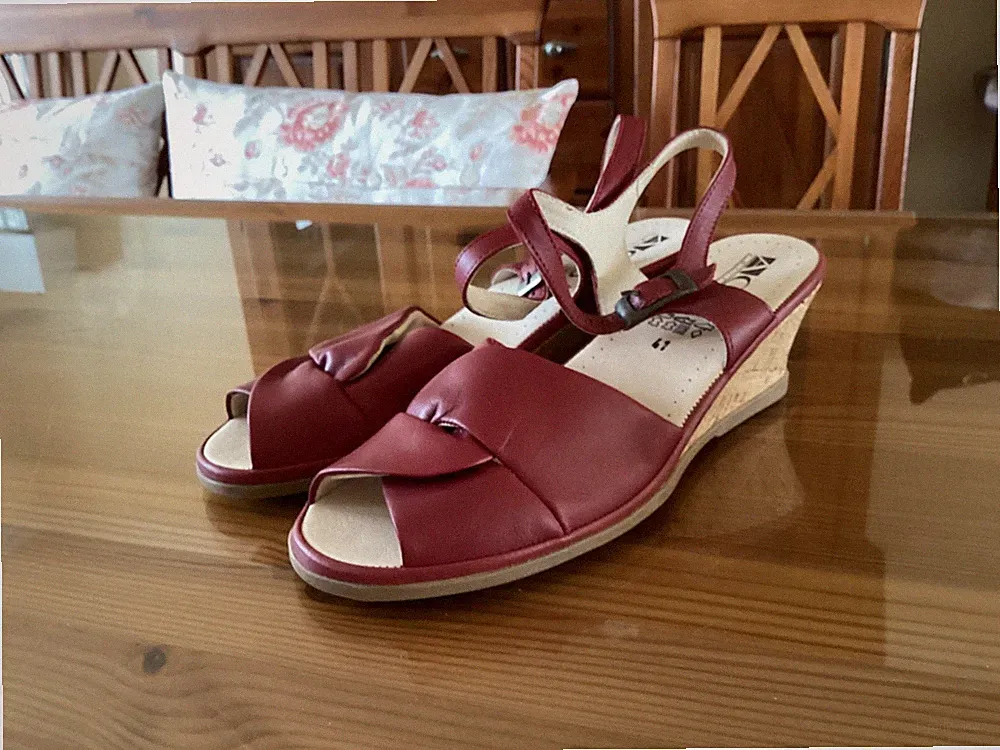 Sandalen mit Keilabsatz, rot, Gr. 41,Leder, neu mit Fußbett