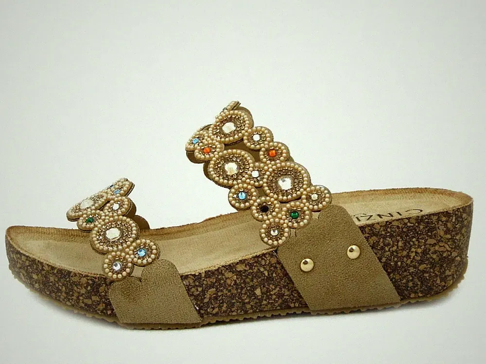 Sandalen Pantoletten Schmuck beige niedriger Keilabsatz CINZIA SOFT