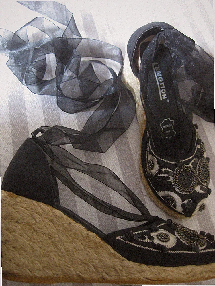 Sandalen Sandaletten Gr. 36 Damen Schuhe Keilabsatz Schwarz/Silber Bast Ledersoh