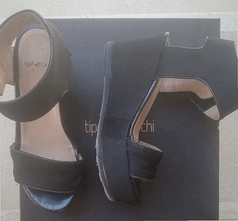 Sandalen Typ und Absatz aus schwarzem Satin mit 8,5 cm Keilabsatz und Klettverschluss