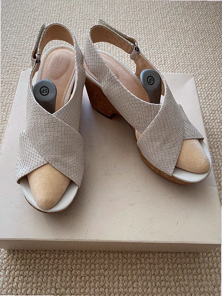 Sandalette mit Plateau und Kork creme Gr. 37,5 von Clarks