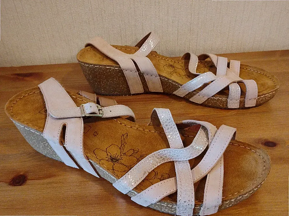Sandaletten Sandalen 5th Avenue hochwertig niedriger Keilabsatz Gr. 42 NEU