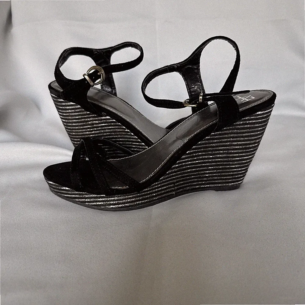 Sandaletten Sandalen Keilabsatz schwarz silber 39 Wildlederoptik