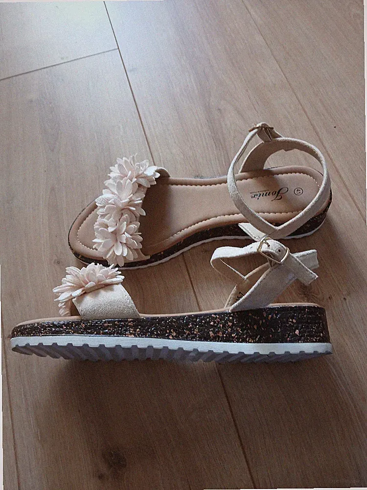 Sandfarbene Riemchensandalen mit leichten Keilabsatz und Blumendetails