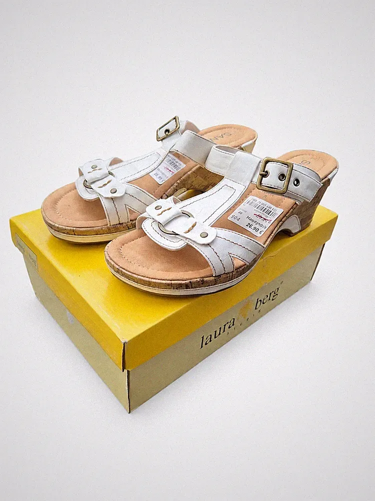 Sandra Keil-Pantoletten Weiß Gr. 40 Lederoptik Kork Keilabsatz Sommer Sandalen