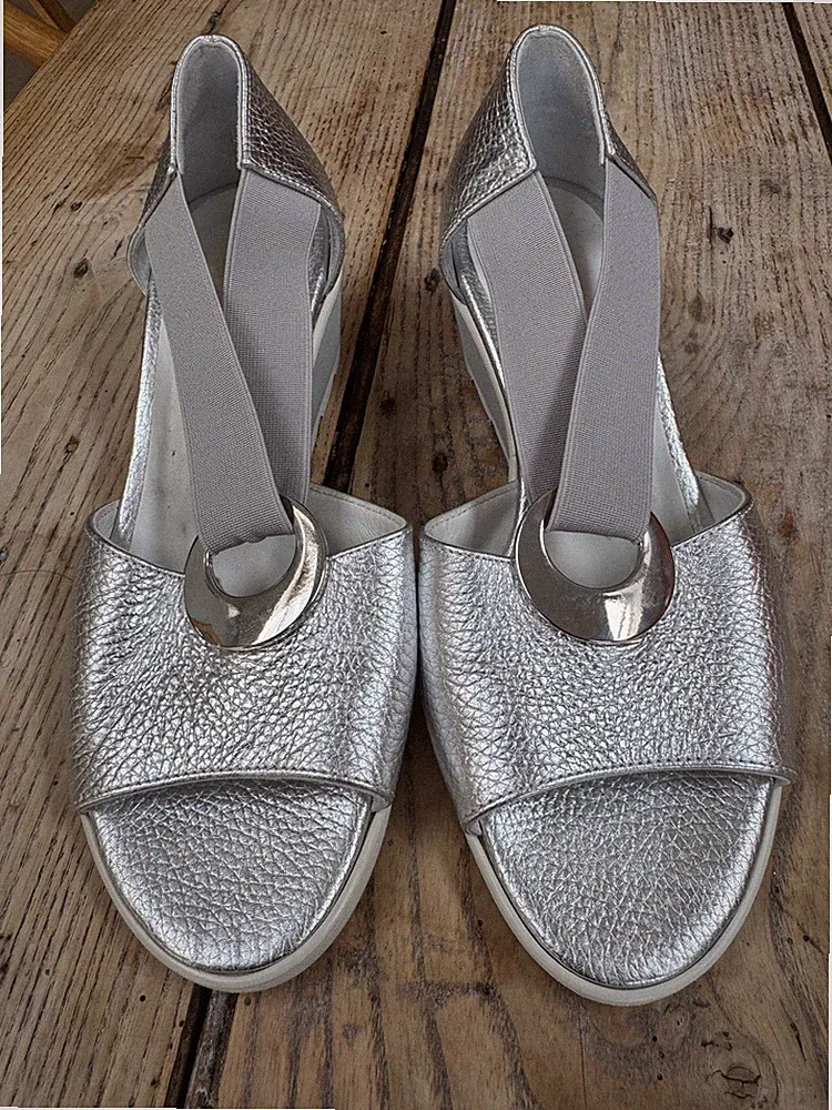 Schöne CECILIA QUINN Silber Leder offene Zehenpartie Keilabsatz niedrige SANDALEN 37,5 *AC