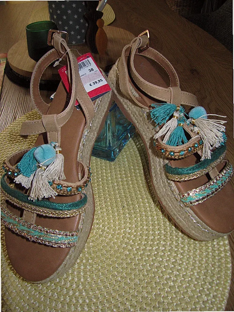 schöne modische bequeme Sommer-Sandalen Größe 38 Keilabsatz von Young Spirit Neu
