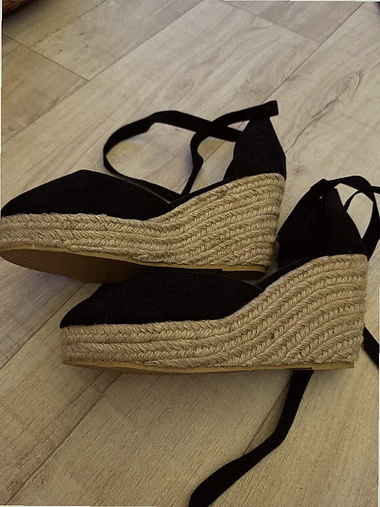 Schuhe Keilabsatz Gr 40 schwarz mit Bänder zum schnüren